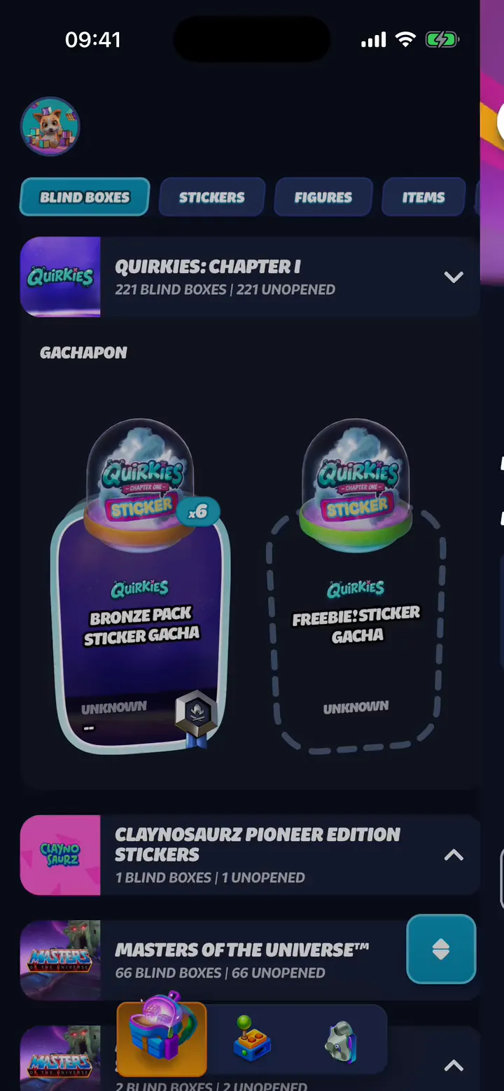 Zakładka Blind Boxes w Plecaku: kapsułki gachapon Quirkies, brązowa paczka sticker gacha i darmowa sticker gacha.