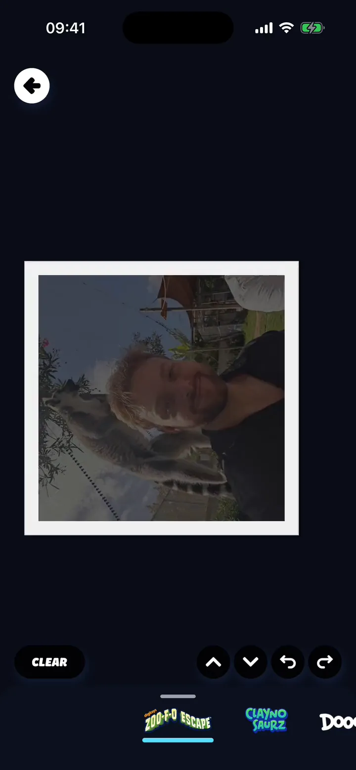 Selfie wywołujące się jako polaroid w Sticker Studio, pod spodem zestawy naklejek.